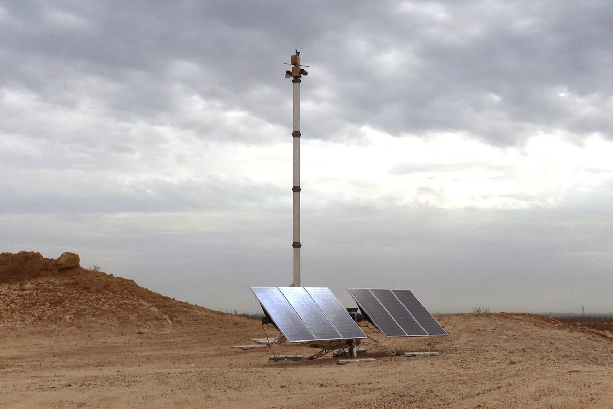 An Anduril tower in the desert